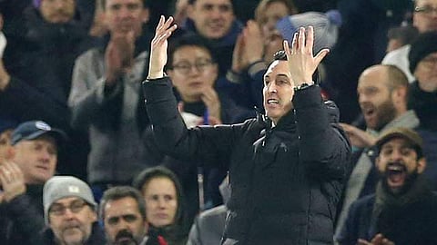 ചവിട്ടിത്തെറിപ്പിച്ച വെള്ളക്കുപ്പിയുടെ വില എഴ് ലക്ഷം രൂപ; ആഴ്സണൽ കോച്ച് ഉനയ് എമ്റെയ്ക്ക് കിട്ടിയത് എട്ടിന്റെ പണി