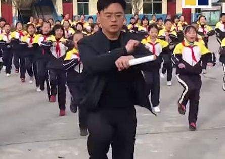 മാഷെന്ന് പറഞ്ഞാല്‍ ദേ ഇങ്ങനെ വേണം.. കുട്ടികള്‍ക്കൊപ്പം ബ്രേക്ക് ഡാന്‍സ് കളിക്കുന്ന പ്രിന്‍സിപ്പാളിന്റെ വീഡിയോ വൈറല്‍