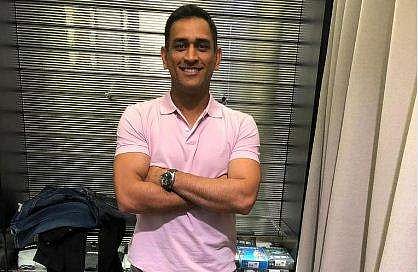 ധോനിക്ക് ജാദവ് നന്ദി പറയുകയാണ്, പക്ഷേ എല്ലാവരുടേയും ശ്രദ്ധ ധോനിയുടെ ജീന്‍സിലേക്ക്