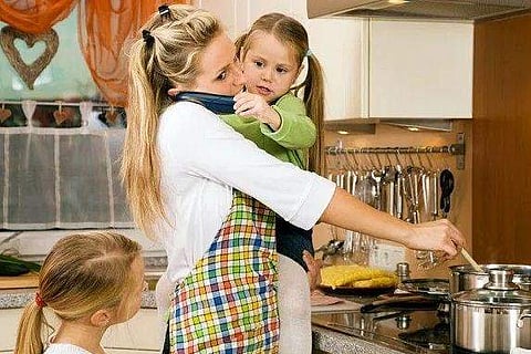 സ്ത്രീകള്‍ ചെയ്യുന്ന ശമ്പളമില്ലാ ജോലിയുടെ മൂല്യം 713 ലക്ഷം കോടിരൂപ ; ആപ്പിളിന്റെ വാര്‍ഷിക വരുമാനത്തിന്റെ 43 ഇരട്ടിയെന്ന് റിപ്പോര്‍ട്ട്