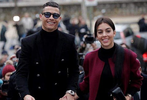 കോടതിയിലെത്തിയത് കാമുകിയുടെ കൈയും പിടിച്ച്; 155 കോടി രൂപ പിഴയടച്ച് ക്രിസ്റ്റ്യാനോ; ആരാധകർക്ക് ഓട്ടോ​ഗ്രാഫ്