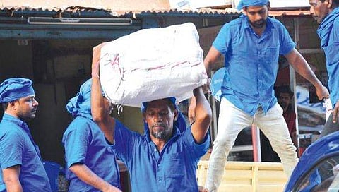 'അട്ടിമറി'ക്കാരല്ല, അവര്‍ രക്ഷകര്‍ ; ചുമട്ടു തൊഴിലാളികള്‍ക്ക് ജീവന്‍ രക്ഷാ പരിശീലനവുമായി ആരോഗ്യവകുപ്പ്‌