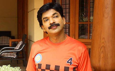 'ശതം സമര്‍പ്പയാമി' ഏറ്റെടുത്ത് സന്തോഷ് പണ്ഡിറ്റ്; ശബരിമല കര്‍മസമിതിക്ക് നല്‍കിയത് 51,000 രൂപ