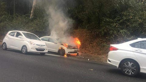 ദേശീയ പാതയിൽ കാറിന് തീപിടിച്ചു ;  കുടുംബം രക്ഷപ്പെട്ടത് തലനാരിഴക്ക്​ 