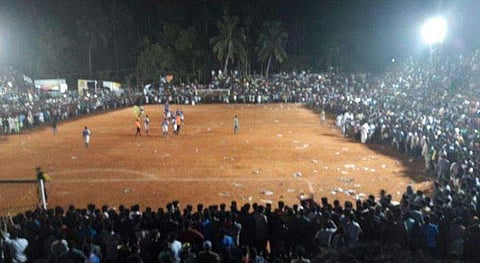 മലപ്പുറത്ത് സെവന്‍സ് കാണാനെത്തിയവരെ കൊണ്ട് ഗ്രൗണ്ട് നിറഞ്ഞു , ഫൈനല്‍ പൂര്‍ത്തിയാക്കാനായില്ല ; രണ്ട് ടീമും വിജയികള്‍! (വീഡിയോ) 