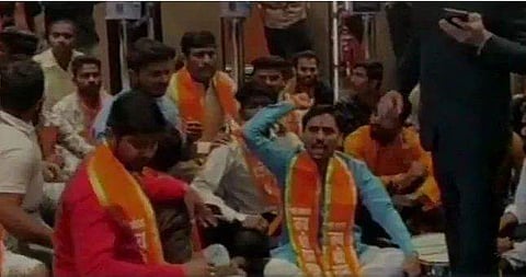 'താക്കറെ'യുടെ പോസ്റ്ററുകൾ പ്രദർശിപ്പിച്ചില്ല; സിനിമാ തിയേറ്ററിൽ കുത്തിയിരിപ്പ് സമരവുമായി ശിവസേന