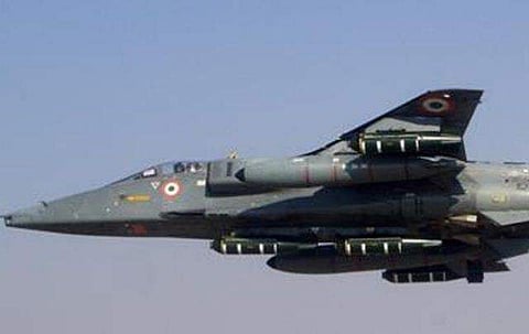 വ്യോമസേനയുടെ വിമാനം തകര്‍ന്നു; പൈലറ്റ് രക്ഷപെട്ടു