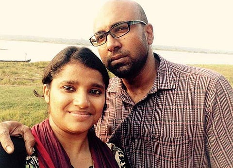 'കമ്യൂണിസം തലയ്ക്ക് പിടിച്ചാ,  ഭാര്യഫേസ്ബുക്കീന്ന്‌ ബ്ലോക്കിക്കളയു'മെന്ന്‌ യുവാവ്; 'പെണ്ണ് കാണാന്‍ വന്നപ്പോഴേ പറഞ്ഞതല്ലേ' എന്ന് ഭാര്യ ,വനിതാ മതില്‍ ഒരു വീട്ടിലുണ്ടാക്കിയ 'പുകില്‍'