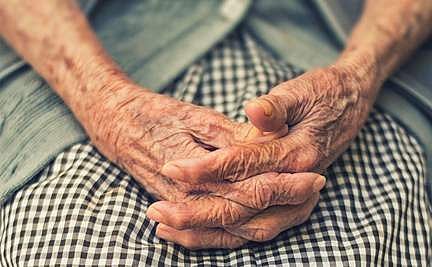 87കാരിയെ ആശുപത്രി വാര്‍ഡില്‍ കെട്ടിയിട്ട് ക്രൂരത; കെട്ടിയിട്ടത് മനോരോഗ വിദഗ്ധന്റെ ഉപദേശപ്രകാരമെന്ന് വിശദീകരണം