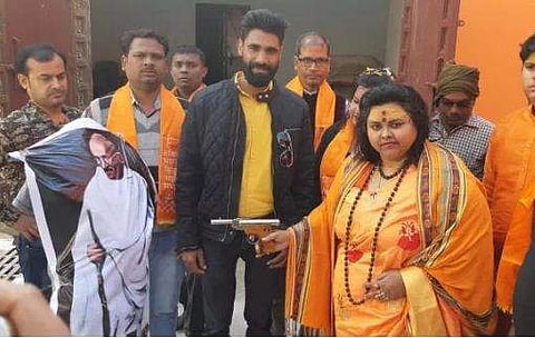 ഗാന്ധിജിയുടെ നെഞ്ചിലേക്ക് 'വെടിയുതിര്‍ത്ത്' ഹിന്ദുമഹാസഭയുടെ ആഘോഷം; രക്തമൊഴുകുമ്പോള്‍ മധുരപലഹാര വിതരണവും (വീഡിയോ)