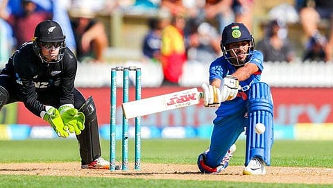 ധോനിയും കോഹ് ലിയുമില്ലെങ്കില്‍ കഥയത്ര സുഖകരമാവില്ല, കോഹ് ലിക്കൊപ്പം ടീമും അവധി ആഘോഷിക്കുകയാണോയെന്ന് വിമര്‍ശനം