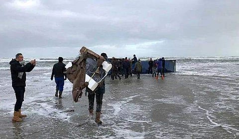 കടല്‍ക്കര നിറയെ വലിയ എല്‍ഇഡി ടിവികള്‍; സ്‌പെഷ്യല്‍ ചാകരയില്‍ കണ്ണുതള്ളി പ്രദേശവാസികള്‍ 