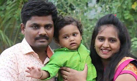 നാലാം നിലയിലെ ഫ്‌ളാറ്റിന്റെ ജനാല വഴി ഒരു വയസുകാരന്‍ താഴെ വീണു; ജീവന്‍ രക്ഷിച്ചത് മരച്ചില്ലകള്‍