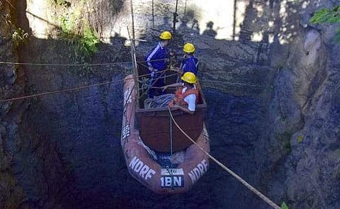 'രക്ഷാ പ്രവര്‍ത്തനം തുടരൂ; അത്ഭുതങ്ങള്‍ സംഭവിച്ചാലോ?'; ഖനിയില്‍ കുടുങ്ങിയവര്‍ക്കായുള്ള തിരച്ചില്‍ അവസാനിപ്പിക്കരുതെന്ന് സുപ്രിംകോടതി