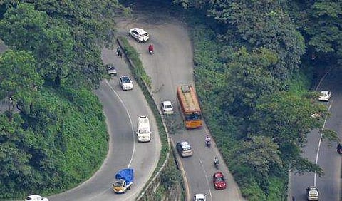 താമരശ്ശേരി ചുരത്തില്‍ ജീപ്പ് കൊക്കയിലേക്ക് മറിഞ്ഞു; നാല് പേര്‍ക്ക് പരിക്ക്, രക്ഷാപ്രവര്‍ത്തനം പുരോഗമിക്കുന്നു