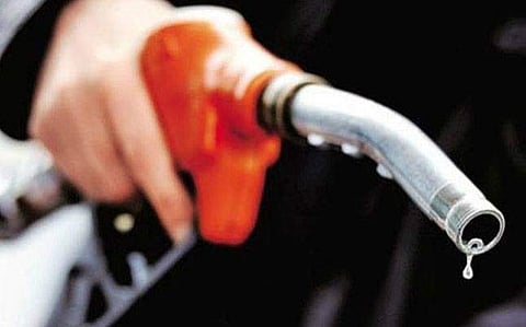 അമേരിക്ക- റഷ്യ സംഘര്‍ഷം; എണ്ണവില 80 ഡോളറിലേക്ക് ഉയര്‍ന്നേക്കാം, ഇന്ത്യയില്‍ ഇന്ധനവില കൂടുമോ? 