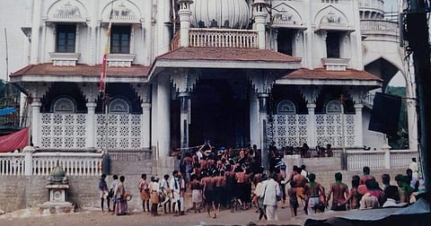 വാവര്‍ പള്ളിയില്‍ സ്ത്രീകള്‍ക്ക് വിലക്കില്ല, നിയന്ത്രണം നിസ്‌ക്കാരഹാളില്‍ മാത്രം