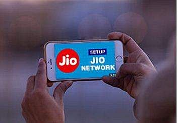 വെറും 699 രൂപയ്ക്ക് ജിയോ ഫോണ്‍; 700 രൂപയുടെ സൗജന്യ ഡാറ്റ; ആകര്‍ഷണീയമായ ഫീച്ചറുകള്‍; വമ്പിച്ച ദീപാവലി ഓഫര്‍