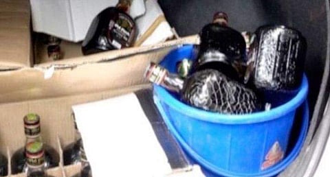 രണ്ട് കാറുകളിലായി വില്‍പ്പനക്കെത്തിച്ച 82 കുപ്പി ഗോവന്‍ വിദേശ മദ്യം പിടികൂടി; രണ്ട് പേര്‍ അറസ്റ്റില്‍