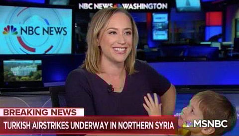 ലൈവ് വാര്‍ത്താ വായനയ്ക്കിടെ മകന്റെ വികൃതി, ആദ്യം പരിഭ്രമം, ചിരിച്ച് കൊണ്ട് കൈകാര്യം ചെയ്ത് അവതാരക ( വീഡിയോ)