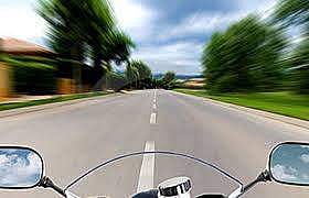 മദ്യലഹരിയില്‍ സഞ്ചാരം, ഇരുചക്രവാഹനത്തില്‍ നിന്ന് യുവതികള്‍ തെറിച്ചുവീണു, പൊലീസ് കേസ്‌