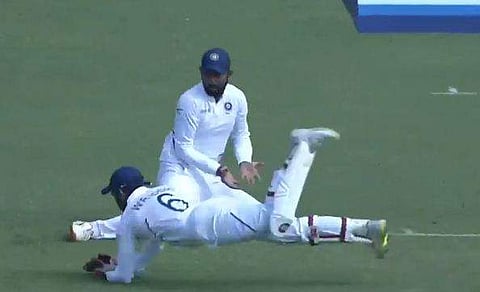 പറന്ന് പിടിച്ച് സാഹ, തകര്‍പ്പന്‍ ക്യാച്ചില്‍ അഞ്ചാം വിക്കറ്റ് വീണു; സന്ദര്‍ശകരെ വിറപ്പിച്ച് ഷമിയും ഉമേഷ് യാദവും