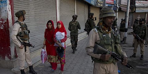 72 ദിവസത്തെ വിലക്കിന് വിരാമം: കശ്മീരില്‍ മൊബൈല്‍ സേവനം പുനഃസ്ഥാപിച്ചു, ഇന്റര്‍നെറ്റിന് വിലക്ക് തുടരും 