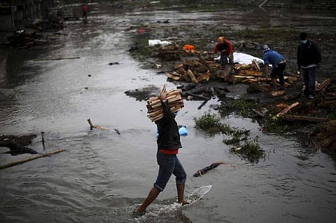 ഇടിമിന്നലേറ്റ് മരിച്ചെന്ന് കരുതി ചിതയിലേക്ക് എടുത്തു, തീകൊളുത്തുന്നതിന് തൊട്ടുമുന്‍പ് ഉണര്‍ന്ന് മധ്യവയസ്‌കന്‍, പേടിച്ചോടി നാട്ടുകാര്‍