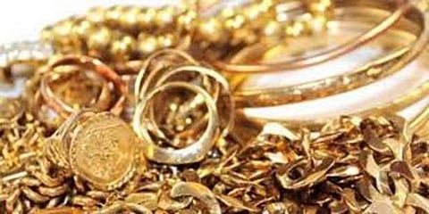 തൃശൂരില്‍ വന്‍ സ്വര്‍ണവേട്ട; 121കിലോ സ്വര്‍ണവും രണ്ടുകോടി രൂപയും പിടിച്ചെടുത്തു, പതിനേഴുപേര്‍ അറസ്റ്റില്‍