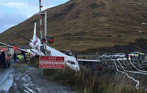 വിമാനം റണ്‍വേയിലൂടെ നിര്‍ത്താതെ പാഞ്ഞ് തടാകത്തിലേക്ക് ഇടിച്ചിറങ്ങി; ഒരു യാത്രക്കാരന്‍ മരിച്ചു, നിരവധി പേര്‍ക്ക് പരിക്ക്