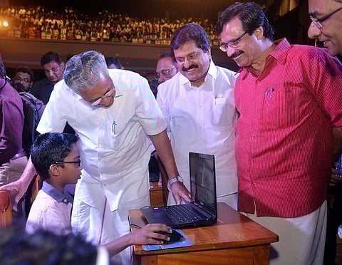 പ്രൈമറി സ്‌കൂളുകളിലേക്കുള്ള ഹൈടെക് ലാബ് പദ്ധതി ഉദ്ഘാടനം ചെയ്ത ശേഷം വിദ്യാര്‍ത്ഥിയുമായി സമയം ചെലവിടുന്ന മുഖ്യമന്ത്രിയും വിദ്യാഭ്യാസ മന്ത്രിയും/ ഫയല്‍ ചിത്രം