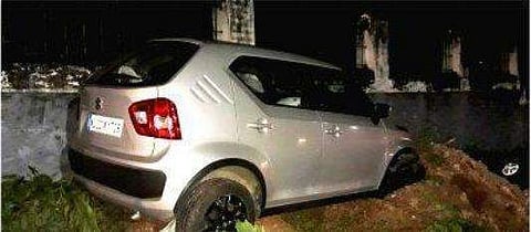 പ്ലാസ്റ്റിക് കുപ്പി ബ്രേക്കില്‍ കുരുങ്ങി ; നിയന്ത്രണം വിട്ട് കാര്‍ മണ്‍കൂനയിലേക്ക് ; വിദ്യാര്‍ത്ഥികള്‍ രക്ഷപ്പെട്ടത് തലനാരിഴയ്ക്ക്