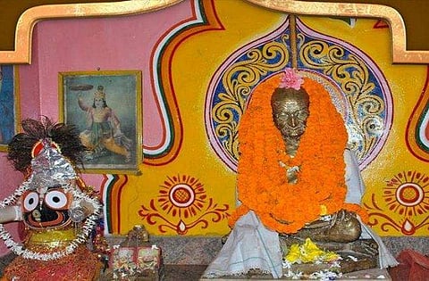 ഇവിടെ ഗാന്ധിജിക്കായി ഒരു ക്ഷേത്രം; പൂക്കളര്‍പ്പിച്ചും ഭജന പാടിയും ഭക്തര്‍; ഒഡിഷയിലെ ഗാന്ധി ക്ഷേത്രത്തിന് 47 വയസ് 