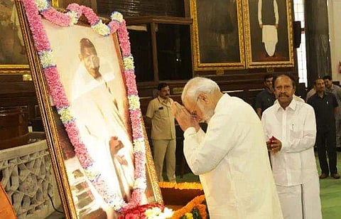 ഗാന്ധിയന്‍ ചിന്തകള്‍ പ്രചരിപ്പിക്കാന്‍ 'ഐന്‍സ്റ്റീന്‍ ചലഞ്ച്'; ഗാന്ധിയെ സ്മരിച്ച് മോദിയുടെ ലേഖനം