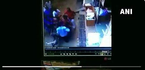 കൃത്യസമയത്ത് രക്ഷകനായി അയാള്‍ വന്നു; രണ്ടാംനിലയില്‍നിന്ന് തെറിച്ചുവീണ കുട്ടി പതിച്ചത് റിക്ഷയില്‍, വിധി തോറ്റുപോയ നിമിഷം (വീഡിയോ)