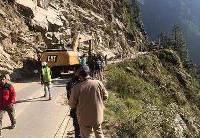 കേദര്‍നാഥില്‍ നിന്ന് മടങ്ങിവന്ന വാഹനങ്ങള്‍ക്ക് മുകളില്‍ മലയിടിഞ്ഞ് വീണു; എട്ട് മരണം, തെരച്ചില്‍ തുടരുന്നു