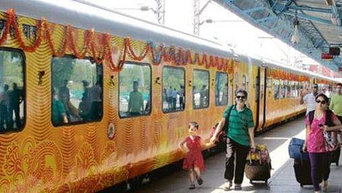 തേജസ് എക്‌സ്പ്രസ് വൈകി, യാത്രക്കാര്‍ക്ക് റെയില്‍വേയുടെ നഷ്ടപരിഹാരം; ലഭിക്കുന്ന തുക ഇപ്രകാരം