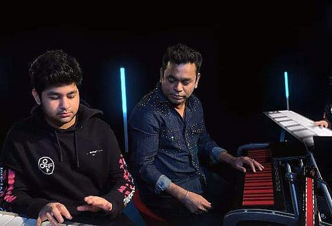 മകനൊപ്പെം കീബോര്‍ഡ് വായിച്ച് എആര്‍ റഹ്മാന്‍: കയ്യടിച്ച് ആരാധകര്‍, വീഡിയോ