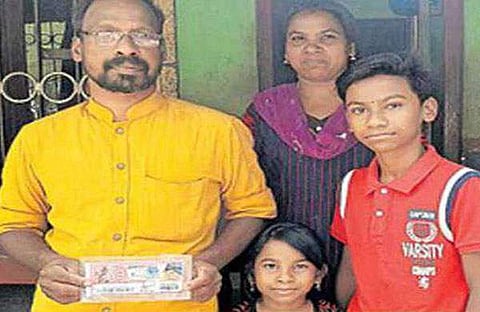 ദുരിതങ്ങള്‍ ഒഴിയാതെ നിന്ന ജീവിതത്തില്‍ ഭാസ്‌കരന് ഭാഗ്യദേവതയുടെ വെളിച്ചം; വിന്‍വിന്‍ ലോട്ടറിയുടെ 65 ലക്ഷം വാര്‍ക്കപ്പണിക്കാരന്