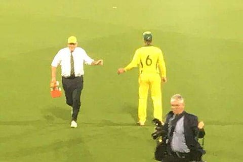 വാട്ടര്‍ ബോയ് ആയി പ്രധാനമന്ത്രി, സമൂഹമാധ്യമങ്ങളില്‍ കയ്യടി  