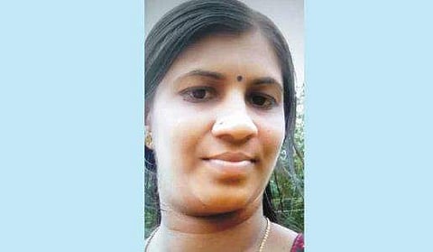 അടുപ്പ് കത്തിക്കാനായി മണ്ണെണ്ണ ഒഴിച്ചു; പൊളളലേറ്റ യുവതി മരിച്ചു