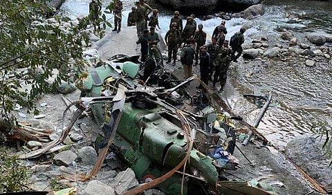 ജമ്മു കശ്മീരില്‍ സൈനിക ഹെലികോപ്റ്റര്‍ അപകടം; കരസേന കമാന്‍ഡര്‍ രക്ഷപ്പെട്ടത് തലനാരിഴയ്ക്ക്