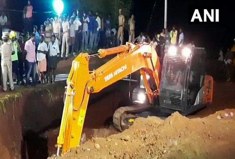 രക്ഷാപ്രവർത്തനത്തിനിടെ പാറയിൽ ഇളക്കം തട്ടി; കുഴല്‍ക്കിണറില്‍ കുടുങ്ങിയ രണ്ടര വയസുകാരൻ കൂടുതൽ താഴ്ചയിലേക്ക് വീണു 