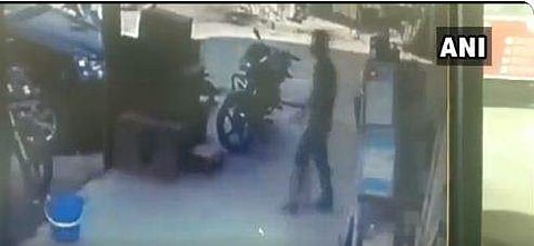 നടന്നുപോകുന്നതിനിടെ നടപ്പാത തകര്‍ന്നുവീണു; ഞെട്ടിക്കുന്ന വീഡിയോ