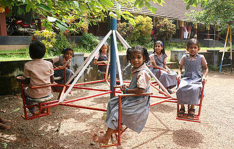 വിവേചനങ്ങള്‍ക്കിടയിലും മായാത്ത പുഞ്ചിരി; വെല്‍ഫയര്‍ സ്‌കൂളിലെ കുട്ടികള്‍