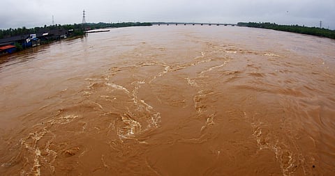 പ്രളയകാലത്ത് വളപ്പട്ടണം പുഴ കരകവിഞ്ഞൊഴുകിയപ്പോള്‍