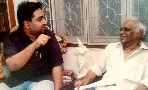 'എന്റെ ഗുരുവിനൊപ്പമുള്ള ഏകചിത്രം, അമൂല്യ നിമിഷങ്ങള്‍ മിസ് ചെയ്യുന്നു' ദേവരാജന്‍ മാസ്റ്ററിനൊപ്പമുള്ള ഓര്‍മ്മച്ചിത്രം പങ്കുവെച്ച് എം.ജയചന്ദ്രന്‍