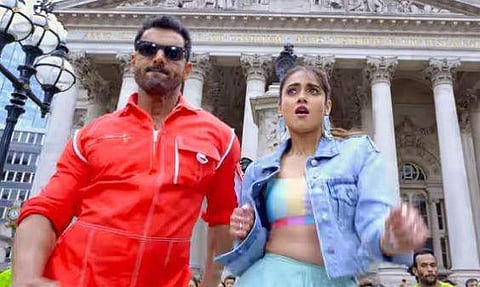 വര്‍ഷങ്ങള്‍ക്ക് മുന്‍പിറങ്ങിയ പാട്ടിന് ചുവടുവെച്ച് ജോണ്‍ എബ്രഹാമും ഇലിയാനയും; വേദി ലണ്ടന്‍, വീഡിയോ കാണാം