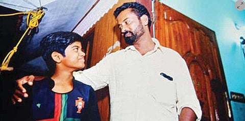 ചാച്ചാ ഈ നമ്പര്‍ കണ്ടാല്‍ വിടരുതെന്ന് മകന്‍ ; മല്‍സ്യത്തൊഴിലാളിയുടെ വീട്ടിലേക്ക് ഭാഗ്യദേവതയെത്തി ; 65 ലക്ഷം സമ്മാനം