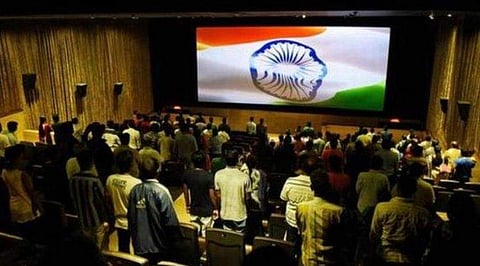 ദേശീയ ഗാനത്തിന് എഴുന്നേറ്റില്ല; തിയേറ്ററിൽ കുടുംബത്തെ കയ്യേറ്റം  ചെയ്ത് സിനിമാതാരങ്ങൾ